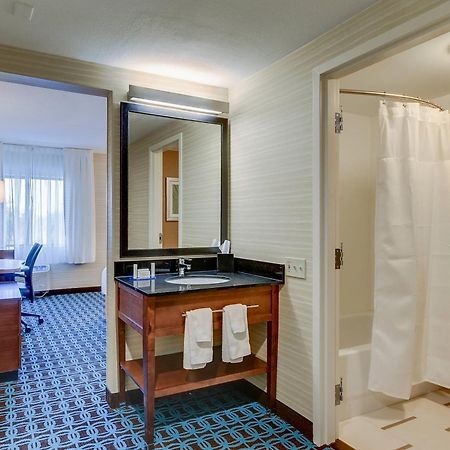Fairfield Inn By Marriott Эймсбери Экстерьер фото