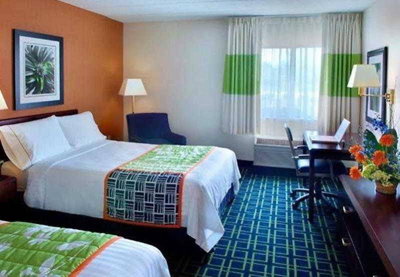 Fairfield Inn By Marriott Эймсбери Экстерьер фото