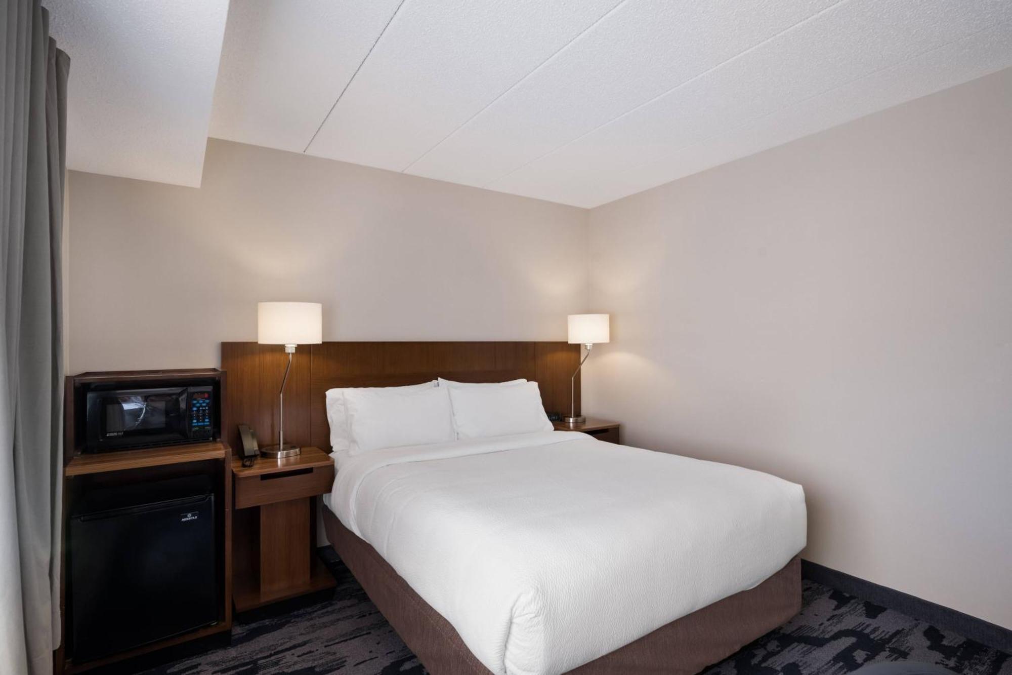 Fairfield Inn By Marriott Эймсбери Экстерьер фото