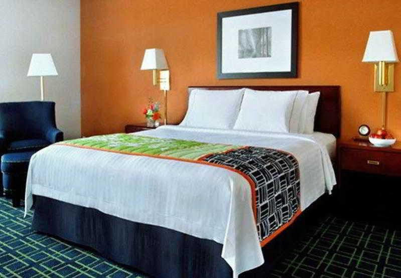 Fairfield Inn By Marriott Эймсбери Экстерьер фото